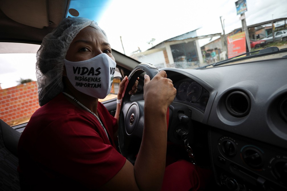 Vanda dirige para o trabalho — Foto: Bruno Kelly/Reuters
