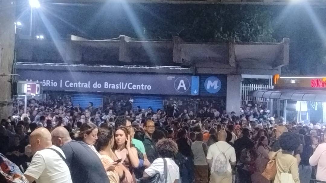 Movimento na Central do Brasil com os transtornos causados pelo vendaval no Rio