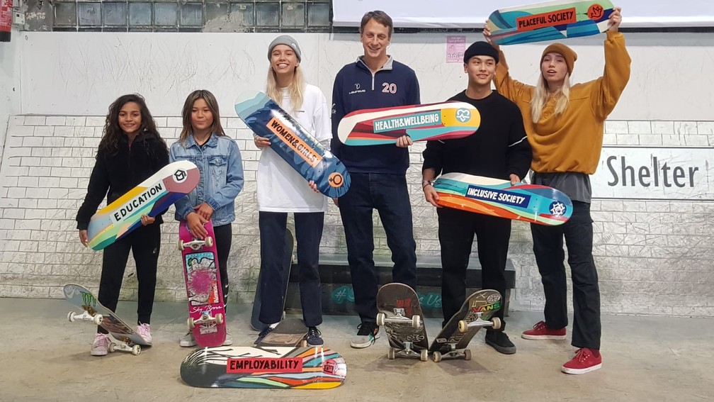 Rayssa Leal, Sky Brown e Tony Hawk entre outros atletas em visita a projeto alemão — Foto: Helena Rebello