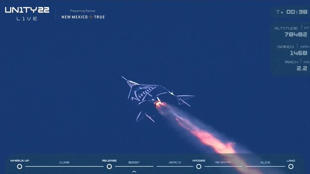 O foguete VSS Unity entra no espaço com o bilionário Richard Branson e mais 5 tripulantes
