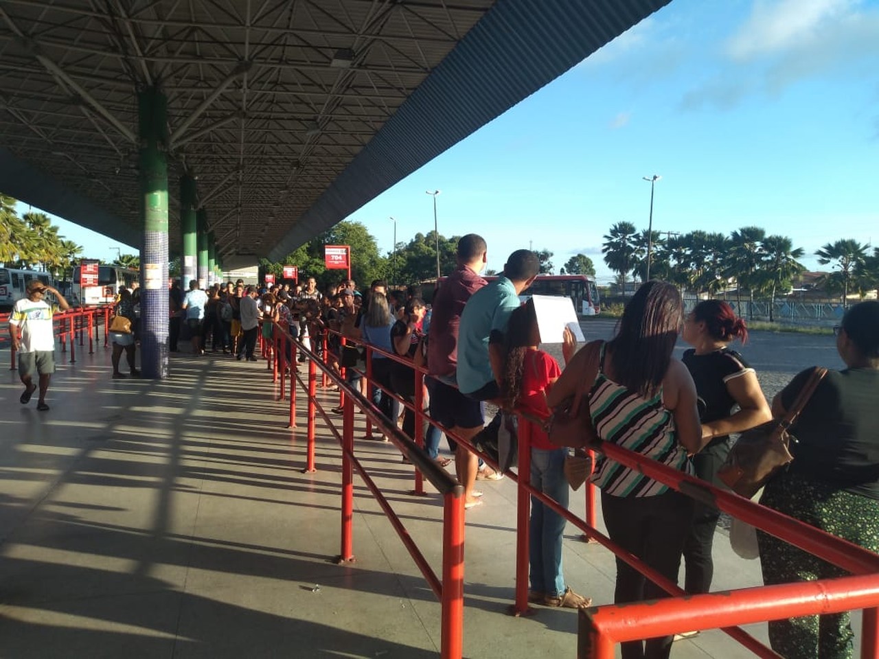 Muitas pessoas estavam aglomeradas no Terminal do Benedito Bentes — Foto: Carolina Sanches/G1