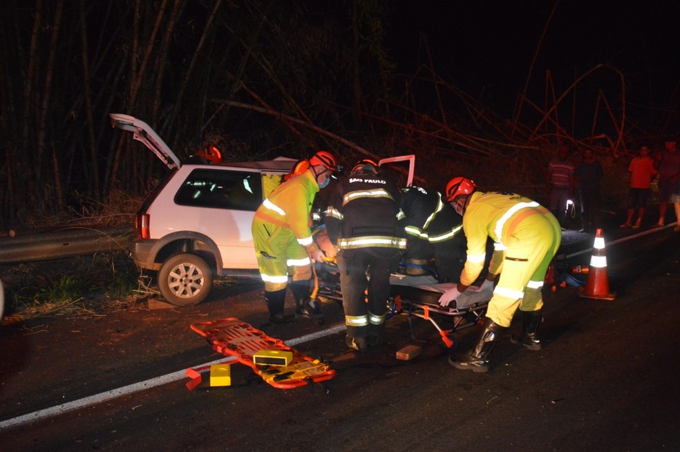 Carros batem de frente e deixam feridos em rodovia de Quatá — Foto: i7 Noticias/Manoel Moreno