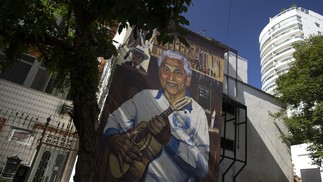 Na foto, Paulinho da Viola, em uma parede da rua Conde de Irajá, em Botafogo. — Foto: Márcia Foletto