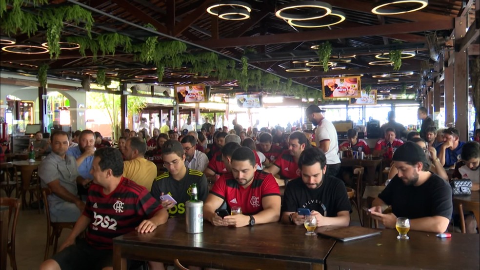 Torcida do Flamengo lota bares e restaurantes em Jo�o Pessoa � Foto: Reprodu��o/TV Cabo Branco
