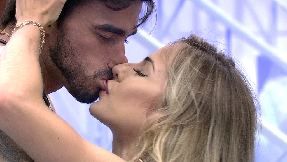 Gabi e Guilherme se beijam no BBB20 (Foto: Globo)