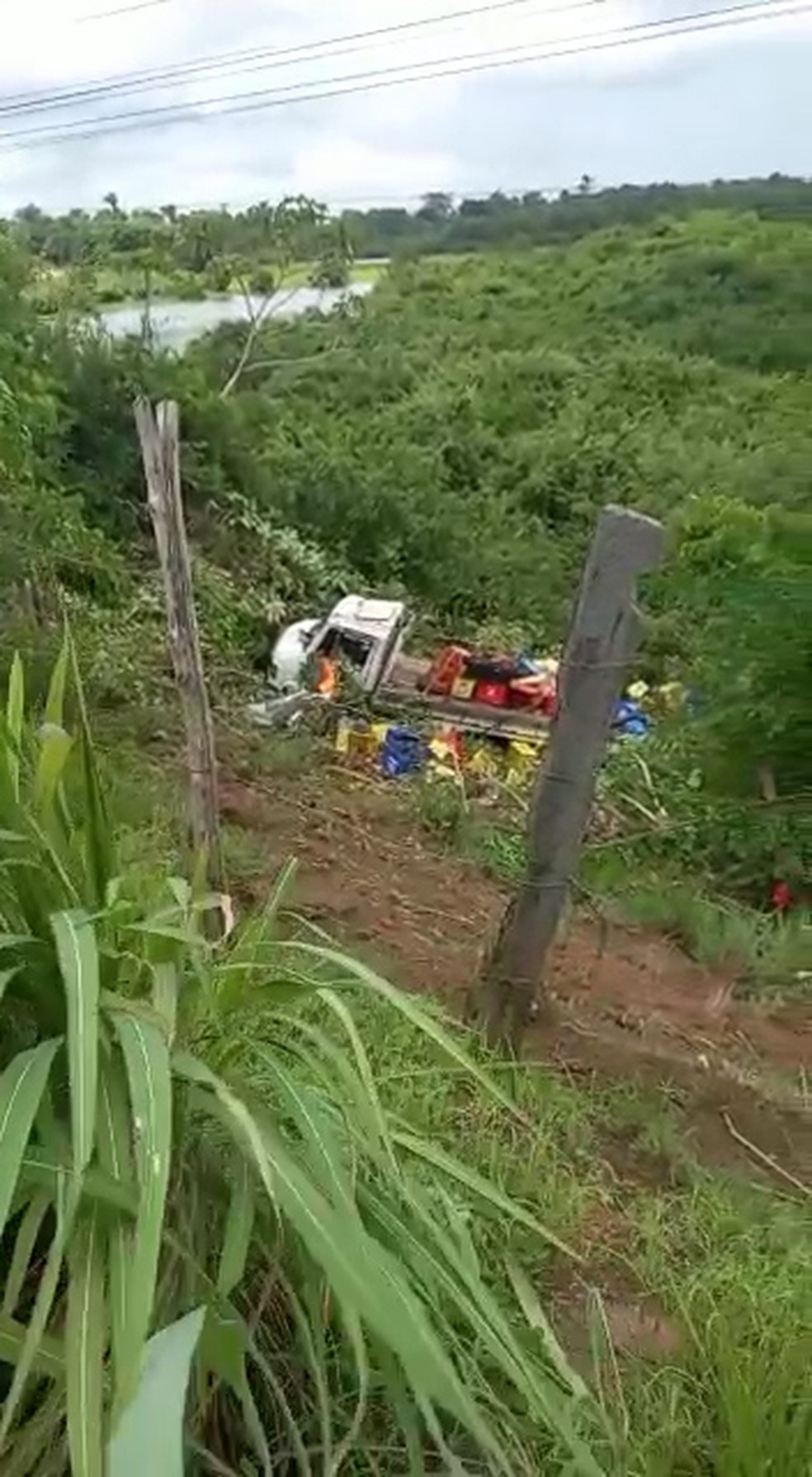 Caminhão com carga de cerveja sai da pista, capota e cai em ribanceira de cerca de 20 metros na BR-316 em Bacabal — Foto: Reprodução/TV Mirante