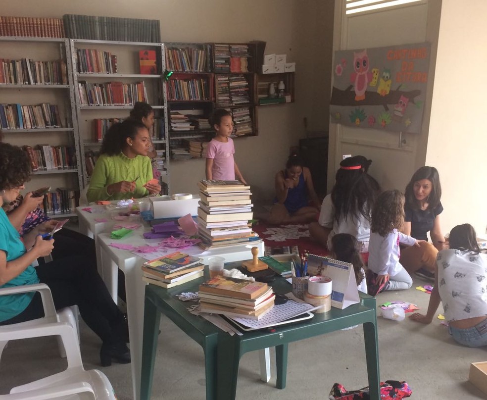 Além do empréstimo de livros, são realizadas atividades com a comunidade  (Foto: Arquivo pessoal)