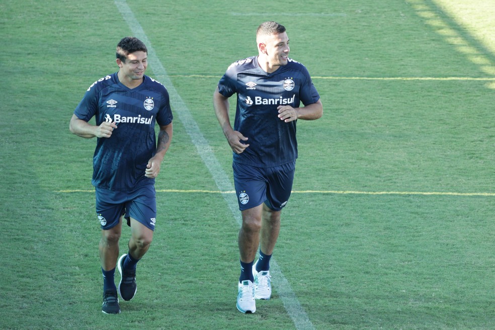 Qual centroavante recebe o maior salário: Diego Souza ou Elkeson? Confira