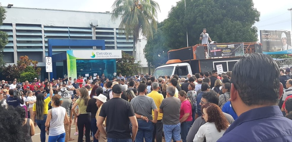 Protesto é feito em frente da Ceron em Porto Velho — Foto: Toni Francis/G1