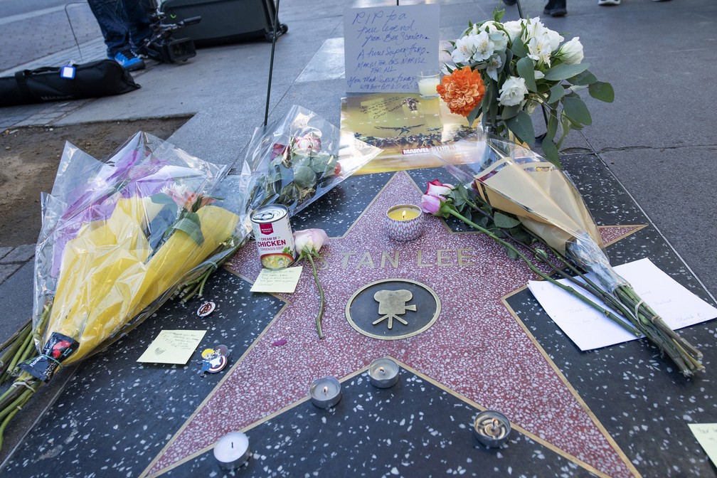 Fãs prestam homenagem a Stan Lee na Calçada da Fama — Foto: VALERIE MACON / AFP