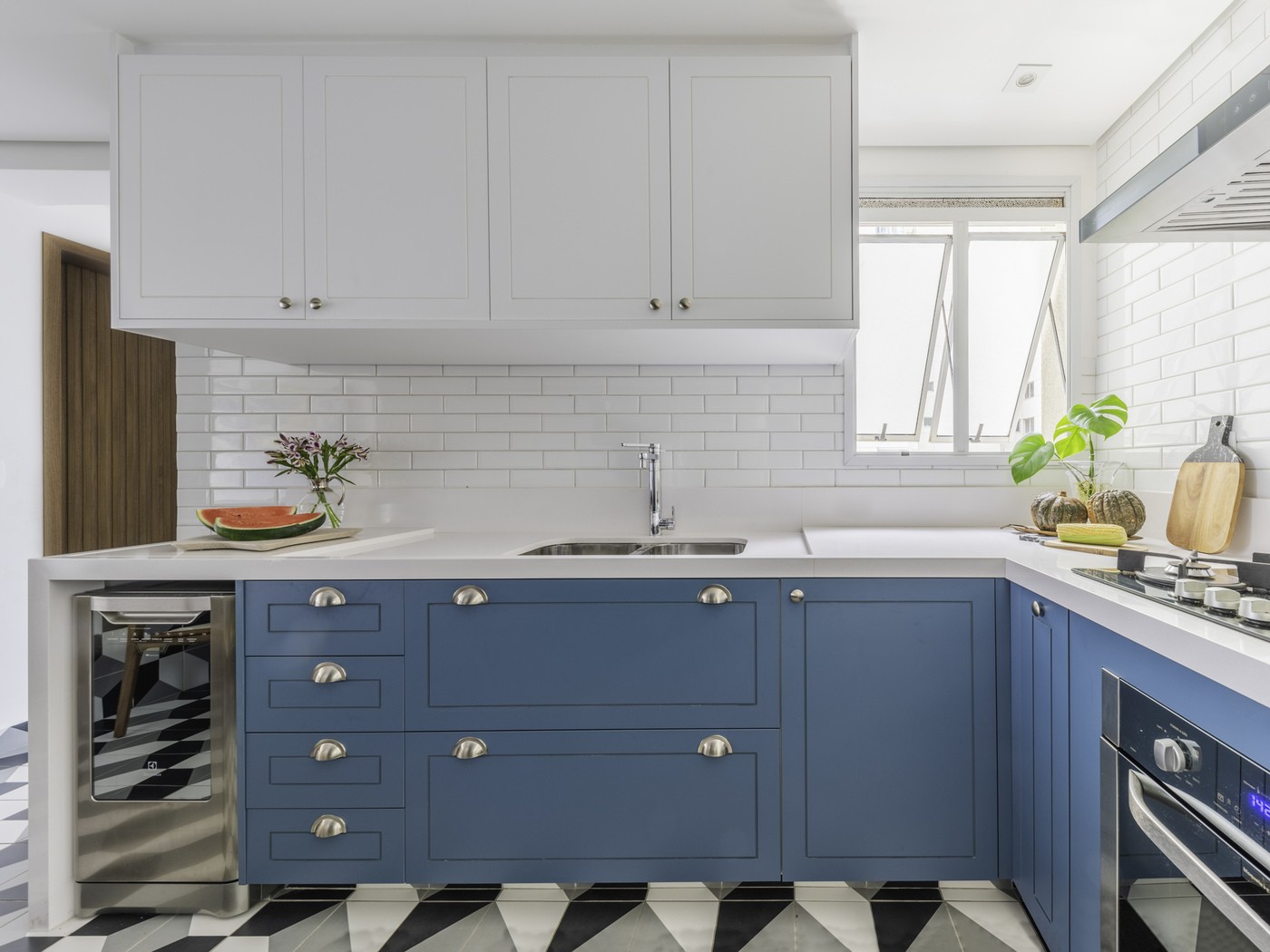 Décor do dia: cozinha com armários azuis tem mix de revestimentos (Foto: Guilherme Pucci)