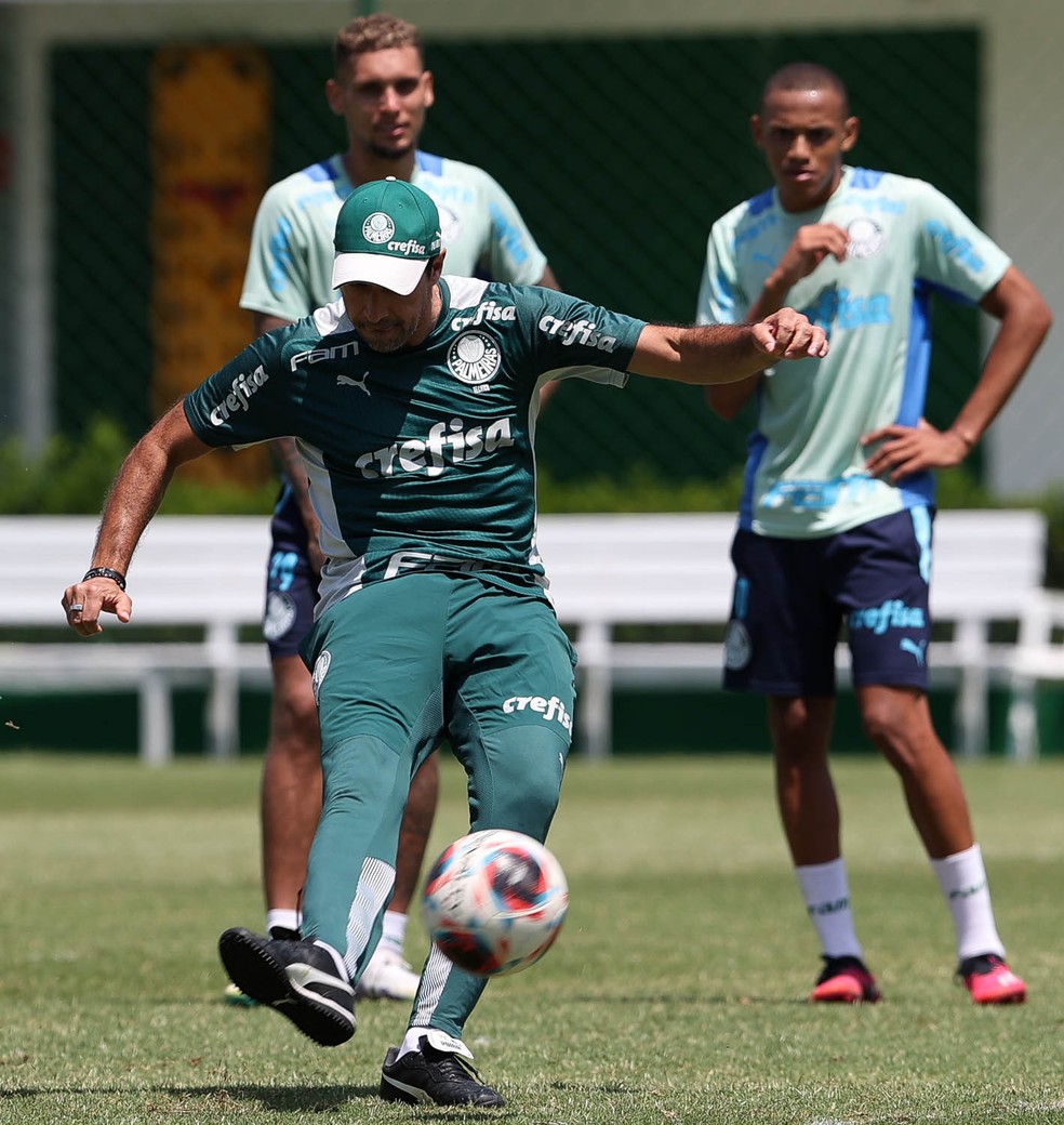 Abel Ferreira mostra cruzamento a jogadores durante treino do Palmeiras — Foto: Cesar Greco/Palmeiras
