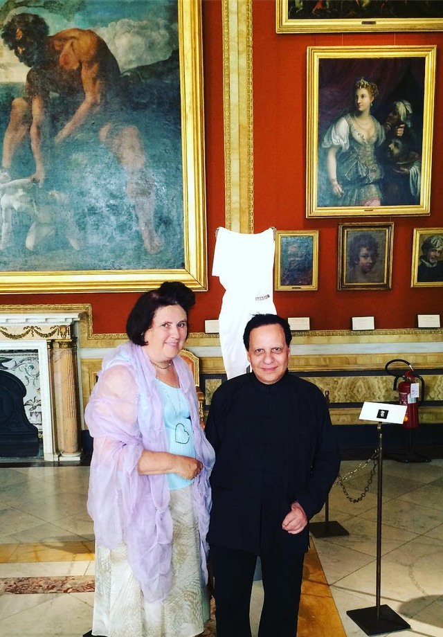 With Azzedine in the #rome Galleria Borghesi. ‘I have been doing couture since the inception of my career - much longer than ready-to-wear,’ Alaia told me, although he was often described as ‘the greatest couturier who never was’. (Foto: reprodução/instagram)