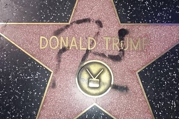 Uma suástica desenhada na estrela de Donald Trump na Calçada da Fama (Foto: Reprodução)