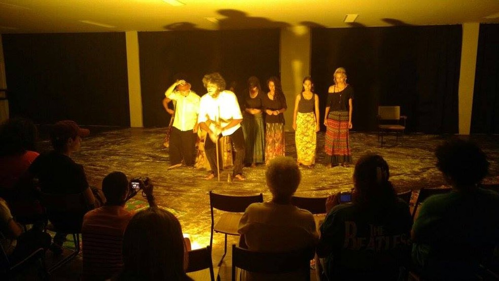 Alunos do CCUERN apresentaram peça na conclusão do curso de teatro básico, no final de 2016 (Foto: Divulgação/ CCUERN)