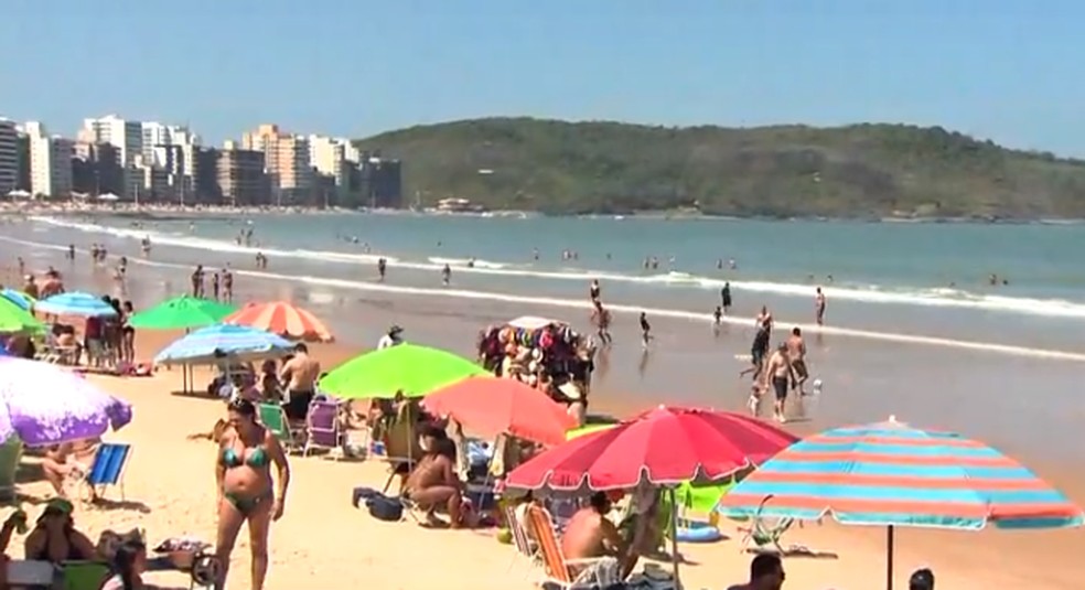 Praias de Guarapari ficaram cheias neste sábado  — Foto: Reprodução/TV Gazeta