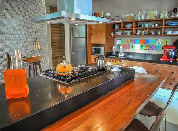 Cozinha rústica em Arraial D'Ajuda (Foto: Airbnb/ Reprodução)