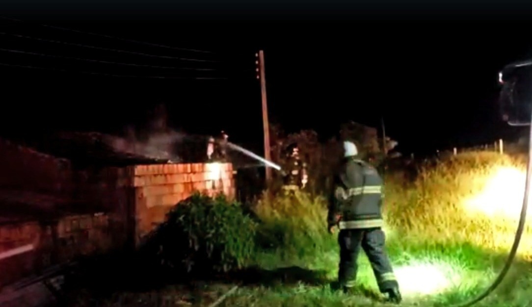 Casa pega fogo após moradora acender vela em Piraju