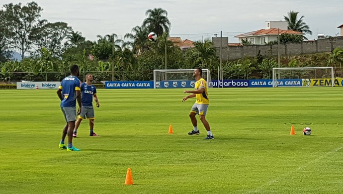 Dedé, Fábio e Judivan realizam atividade em campo com a fisioterapia