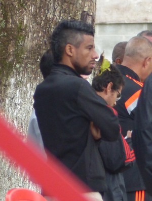 Após polêmica com Vasco, Léo Moura visita treino do Flamengo no Ninho