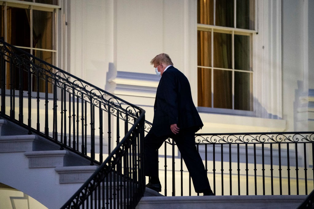 WASHINGTON, DC - OCTOBER 5: President Donald J. Trump walks up the stairs to the Truman Balcony as he returns home after receiving treatments for the covid-19 coronavirus at Walter Reed National Military Medical Center, at the White House on Monday, Oct 0 (Foto: The Washington Post via Getty Im)