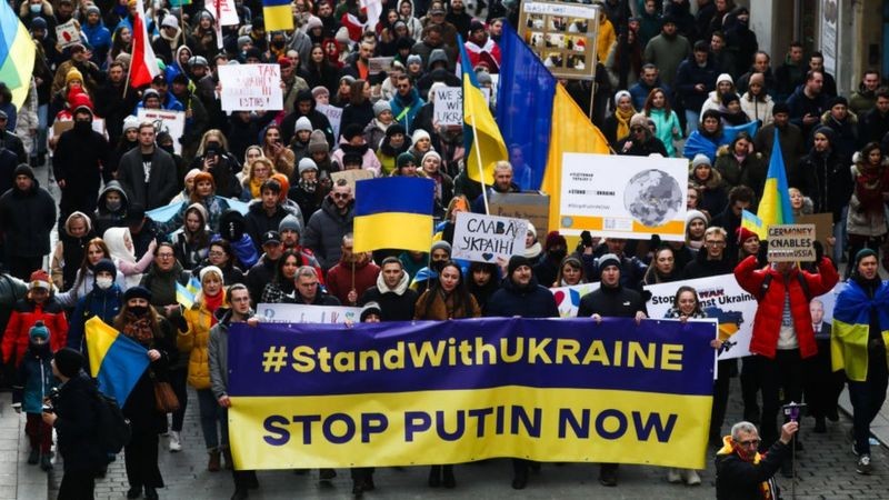 Para muitos, incluindo manifestantes em Krakóvia (Polônia), o risco de invasão russa é grande (Foto: Getty Images via BBC News)