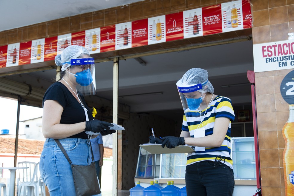 Técnicos voltam a visitar imóveis no bairro do Pinheiro, em Maceió — Foto: Algo Mais Assessoria