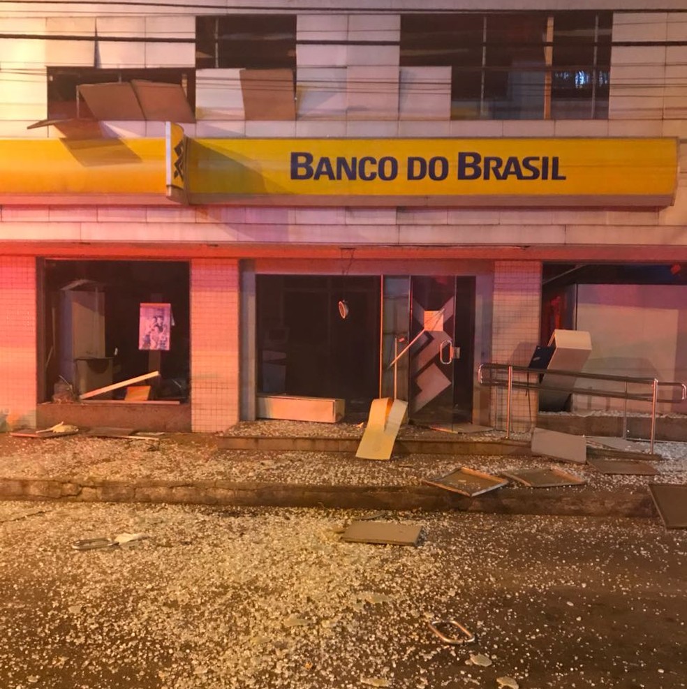 Agência do Banco do Brasil é destruída, em Vila Velha (Foto: Marcio Gomes/ VC no ESTV)