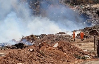Bombeiros controlam incêndio em área do Bairro Primavera em Divinópolis