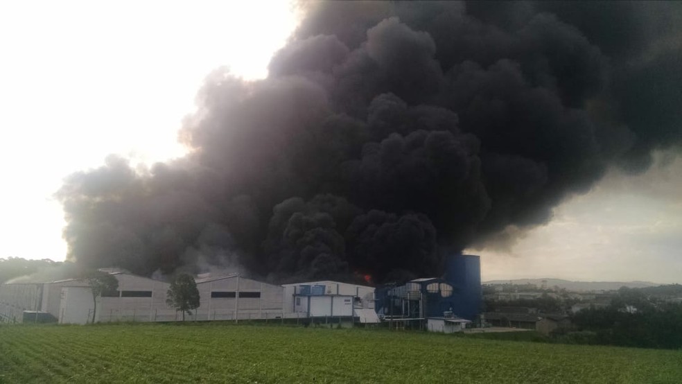 Chamas atingem f&aacute;brica de copos em I&ccedil;ara, no Sul de SC (Foto: Divulga&ccedil;&atilde;o/Corpo de Bombeiros)
