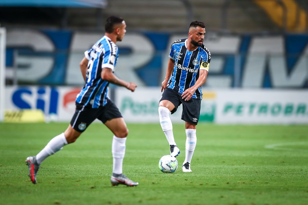 Sem completar um jogo há nove meses, Maicon treina em dois turnos para retomar sequência