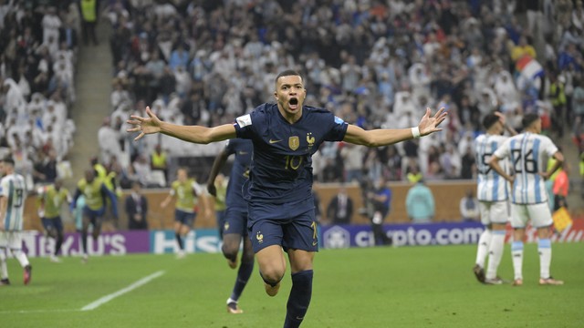 Mbappé comemora o segundo gol da França na final da Copa do Mundo contra a Argentina