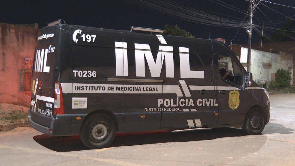 Carro do IML, em caso de homicídio em Planaltina, no DF — Foto: TV Globo/Reprodução
