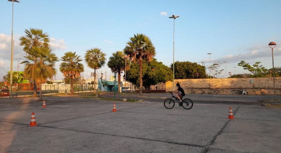 Mãe supera trauma após 20 anos e reaprende a andar de bicicleta para incentivar filha a pedalar no Piauí — Foto: Reprodução
