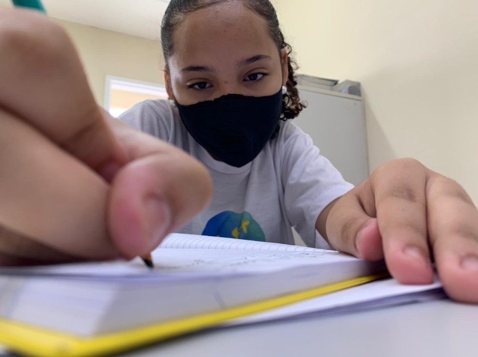Ana Paula Albuquerque, 12 anos, moradora da Maré, no Rio, faz parte do projeto do Instituto Sabendo Mais voltado a alunos com altas habilidades. — Foto: Arquivo Pessoal