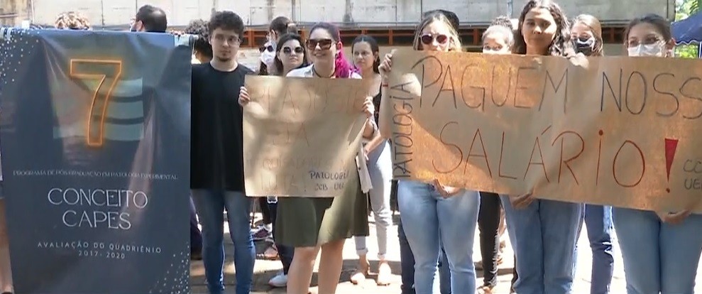 Estudantes de mestrado e doutorado da UEL protestam contra corte de bolsas pelo governo federal