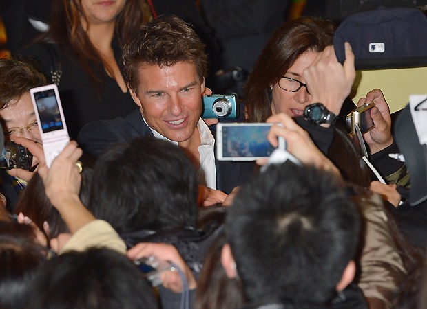 Tom Cruise no meio dos fãs japoneses (Foto: Getty Images)
