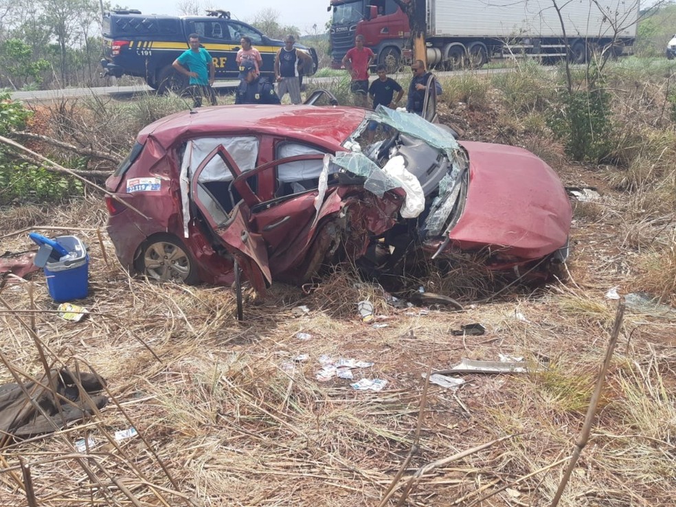 Idosa morre após carro desviar de buraco e colidir com árvore na BR-226. — Foto: Divulgação/PRF.