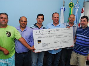 Vereadores entregaram o cheque ao prefeito (Foto: Ascom Trajano de Moraes)