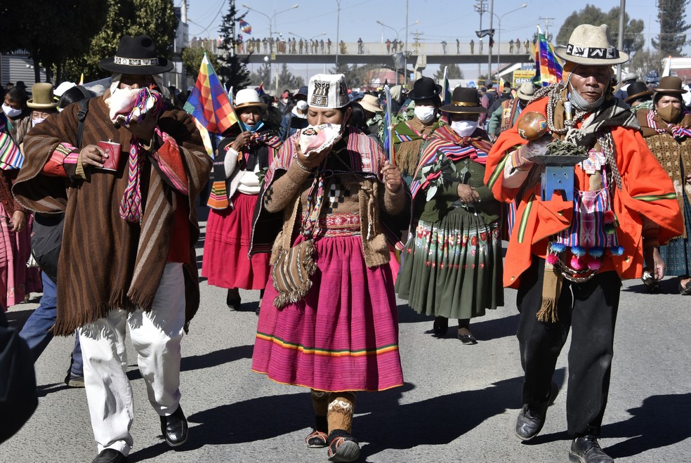 Apoiadores do ex-presidente Evo Morales protestam contra o adiamento da eleição em El Alto, na Bolívia, nesta terça-feira (28) — Foto: Aizar Raldes/AFP