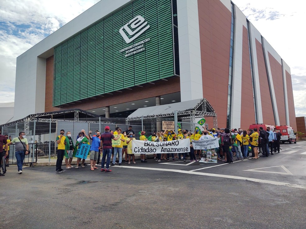 Apoiadores do Bolsonaro reunidos em frente a centro de convenções — Foto: Eliana Nascimento/G1