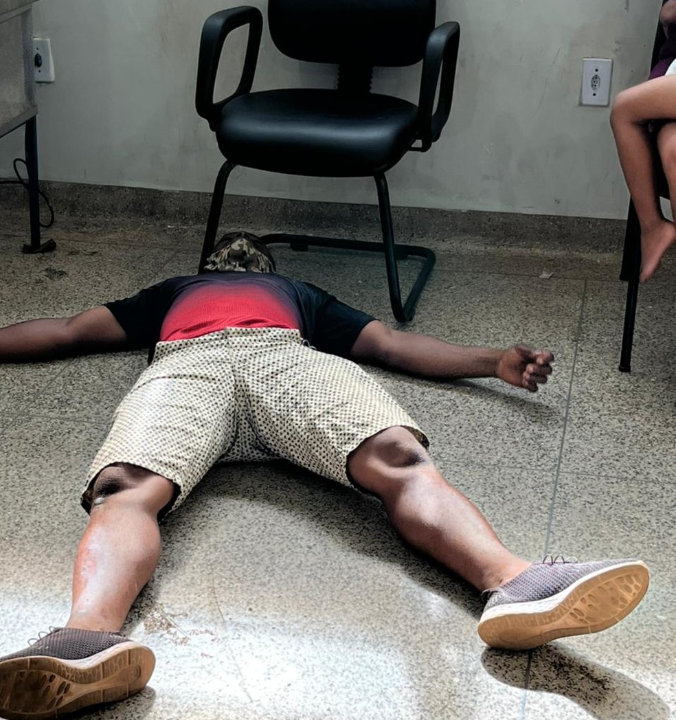 Paciente no chão em UPA, segundo registro de outros pacientes — Foto: Divulgação
