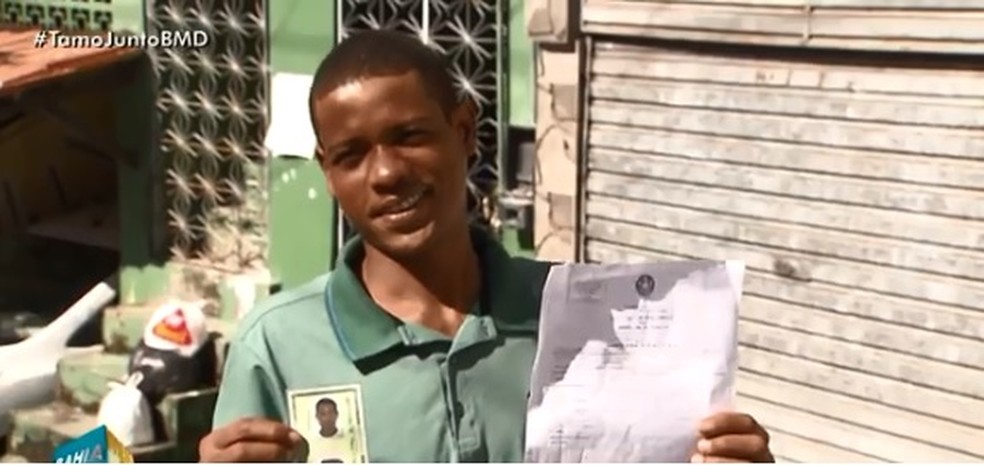 Sandro exibe a certidÃ£o de nascimento e o RG, que tirou aos 27 anos (Foto: ReproduÃ§Ã£o/ TV Bahia)