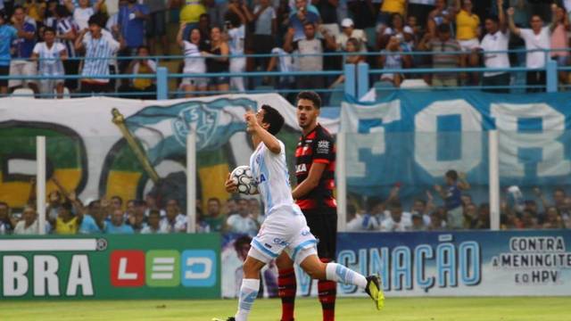 Thomaz marcou o segundo gol do Paysandu no jogo contra o AtlÃ©tico-GO, na Curuzu