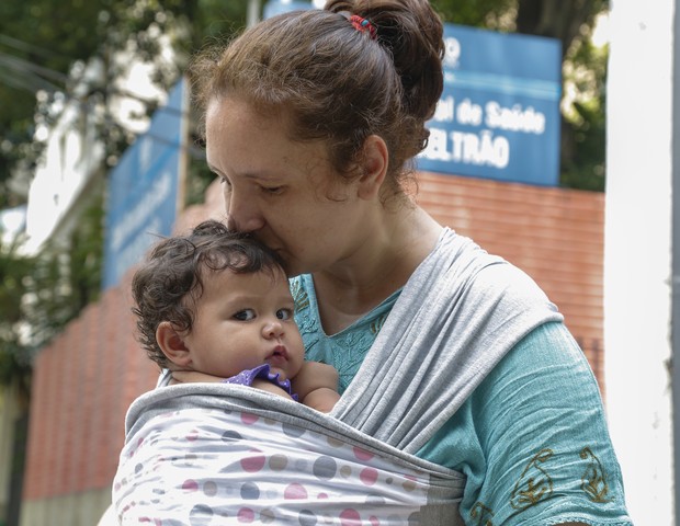 Sara Rigon levou a filha Emily, de 9 meses, para se vacinar contra a febre amarela (Foto: Marcelo de Jesus) Sara Rigon levou a filha Emily, de 9 meses, para se vacinar contra a febre amarela (Foto: Marcelo de Jesus)
