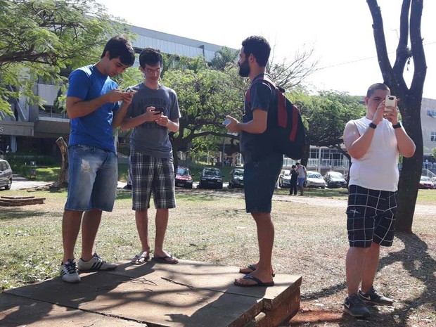Alunos trocaram as conversas nos intervalos das aulas por caçadas aos Pokémons (Foto: G1/Luciano Calafiori)