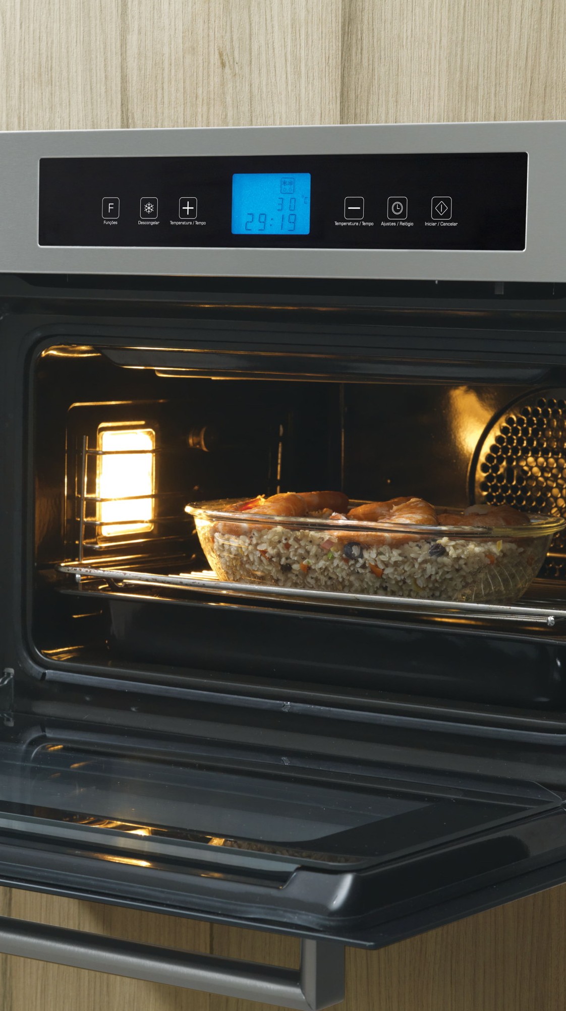 Assam, grelham e brilham: 6 fornos superversáteis pra ter em casa