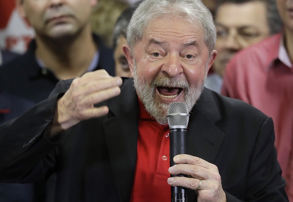 Lula durante discurso na sede do PT em São Paulo nesta quinta-feira (13) um dia após ser condenado por Moro (Foto: Andre Penner/AP)