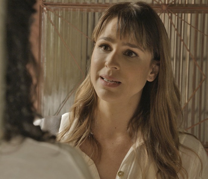 Gisela está em busca do marido, César (Foto: TV Globo)