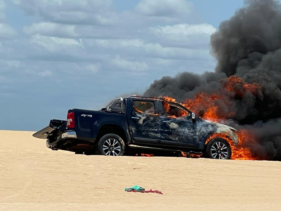 Carro pegou fogo em cima da duna em Galinhos — Foto: Redes sociais